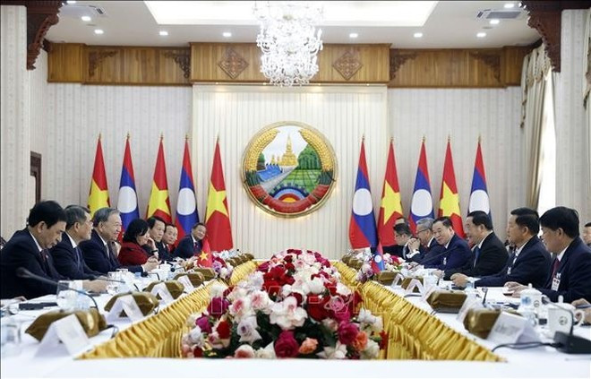 5일 비엔티안에서 열린 또 럼 베트남 당 서기장과 쏘넥사이 시판돈 라오스 총리의 회담 모습. (사진: VNA)