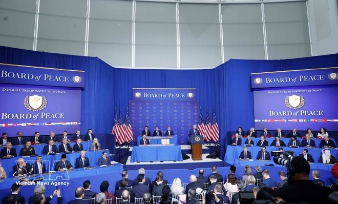 평화위원회 창립 회의. (사진: VNA)