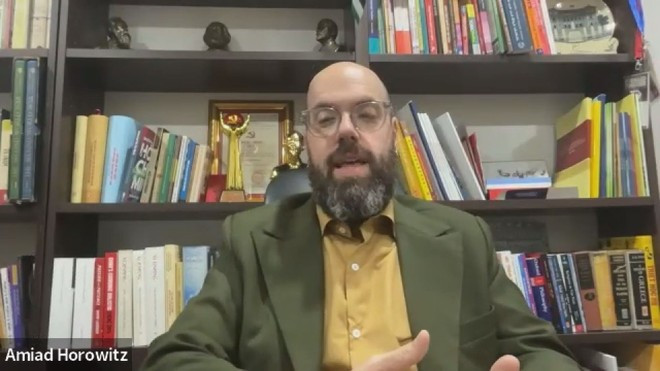 베트남 통신과 인터뷰하는 아미아드 호로위츠 기자. (사진: VNA)