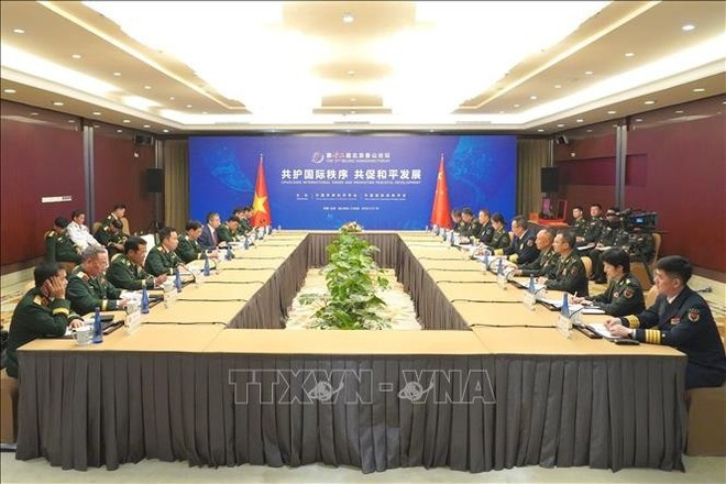 판 반 장(Phan Van Giang) 베트남 국방부장(왼쪽 다섯 번째)과 둥쥔(董军) 중국 국방부장(오른쪽 다섯 번째)이 베이징에서 회담을 갖고 있다. (사진: VNA)
