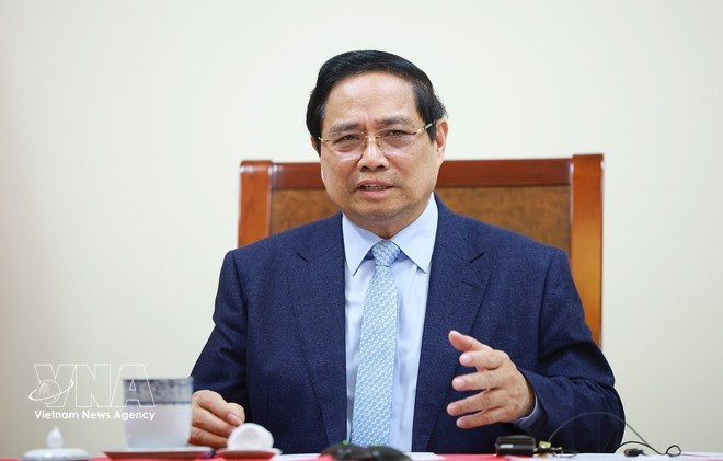 팜 민 찐 베트남 총리가 9일 저녁 아랍에미리트(UAE) 셰이크 모하메드 빈 자이드 알 나흐얀 대통령과 전화 통화를 하고 있다. (사진: VNA)