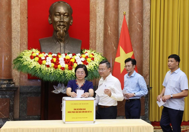 대통령실 직원들이 태풍 부알로이 피해 주민 지원을 위해 기부하고 있다. (사진: VNA)