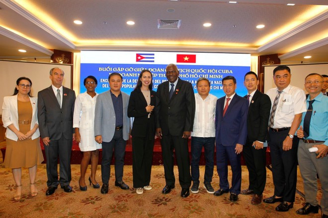 에스테반 라소 에르난데스 쿠바 인민권력국가회의 의장 겸 국가평의회 의장(오른쪽에서 여섯 번째)과 호찌민시 기업 대표들 (사진: VNA)
