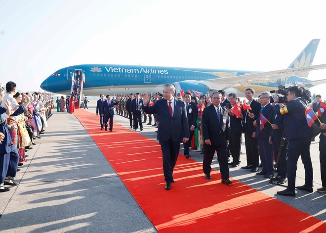 또럼 베트남 공산당 서기장과 고위급 대표단이 5일 오전 비엔티안의 왓따이 국제공항에 도착하고 있다. (사진: VNA)