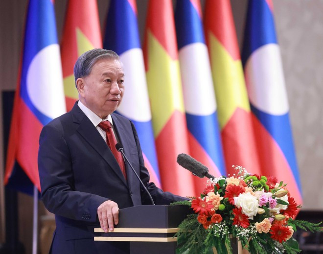 또 럼 베트남 공산당 서기장이 1일 저녁 비엔티안에서 통룬 시술릿 라오스 인민혁명당 서기장 겸 국가주석 내외가 주최한 국빈 만찬에서 연설하고 있다. 사진: VNA