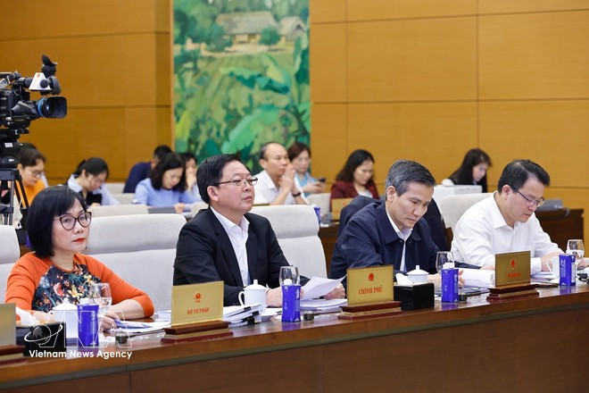 개회식에 참석한 호꾸억중 부총리(왼쪽 두 번째)와 대표단. (사진: VNA)