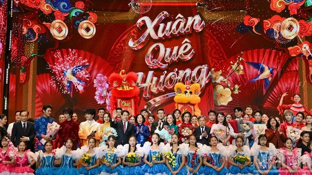 르엉 끄엉 국가주석과 부인 응우옌 티 민 응우엣 여사가 대표단 및 예술가들과 함께 ‘2026 고향의 봄’ 프로그램에 참석하고 있다.