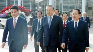 하이퐁시 당위원회 집행위원회와의 업무 회의에 참석한 또 럼 서기장. (사진: VNA)