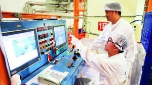 중국 광둥성의 한 원자력 발전소 엔지니어들이 설비를 운영하는 모습. (사진: 신화통신)