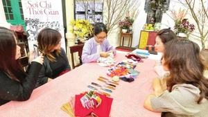 '시간의 실' 프로젝트의 바느질 실습 세션.