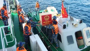 투표함과 선거 물품이 수백 해리를 넘는 항해 끝에 안전하게 운송되어 섬의 선거팀에 전달되고 있다.