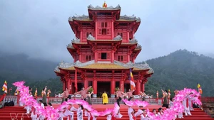 2월 28일에 열린 떠이옌뜨 춘절 개막식에서 펼쳐진 공연 (사진: VNA)