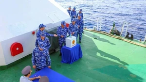 껀저 특별구에서 임무를 수행 중인 선박 승무원들이 투표를 하고 있다. (사진: VNA)