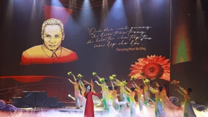 '팜반동 총리 – 국가와 국민 위한 평생'이라는 주제로 열린 특별 정치 예술 프로그램의 공연 모습. (사진: VNA)