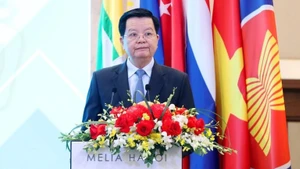 베트남 마이 반 찌잉 부총리가 회의에서 발언하고 있다. (사진: NDO)