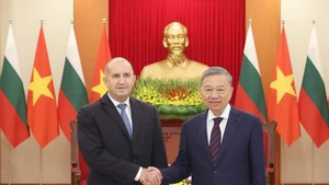 또 람 베트남 공산당 서기장은 2024년 11월 25일 당 중앙위원회 본부에서 공식 방문 중인 루멘 라데프 불가리아 대통령을 접견했다. (사진: VNA)