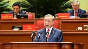 또 럼 당 서기장이 제14차 전국당대회에 제출된 문건에 관한 제13기 당 중앙위원회의 보고서를 발표하고 있다. (사진: NDO)