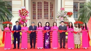 제14차 전국당대회의 성공과 당, 봄을 기념하는 전시회 개막식에 참석한 대표들. (사진: VNA)