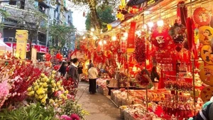 [영상] 하노이, 병오년 설맞이 쇼핑 열기 ‘후끈’…시장 곳곳 ‘북적’