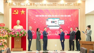 베트남과 한국 대표들이 인민일보(년전) 한국어 온라인판의 공식 개설을 알리는 버튼을 누르고 있다. (사진: TIEN DAT)