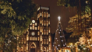 하노이의 활기찬 크리스마스 맞는 외국인 관광객들