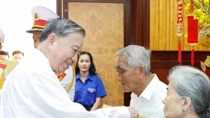 또럼 베트남 공산당 서기장이 9일 떠이닌에서 정책 수혜 가정과 혁혁한 혁명 공로자들에게 선물을 전달하고 있다. (사진: VNA)