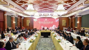 하노이 인민위원회 부다이탕 위원장이 6일 '고국의 봄 2026' 프로그램에 참석한 해외 동포 대표단을 환영하는 연설을 하고 있다. (사진: VNA)