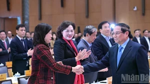 팜민찐 국무총리 겸 중앙 표창·포상위원회 위원장이 참석자들과 악수를 나누고 있다.