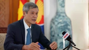 응우옌 민 부 캄보디아 주재 베트남 대사가 캄보디아에서 인민일보(Nhan Dan) 특파원과 대담하고 있다. (사진: 딘 쯔엉)