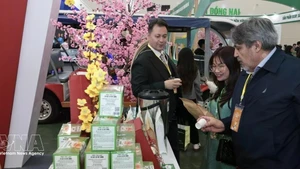 하노이에서 열린 2026년 봄 박람회 부스를 방문하는 관람객들 (사진: VNA)