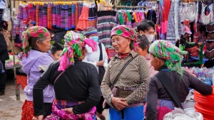 <자막>이띠 장터에서 빛나는 화려한 전통 직물