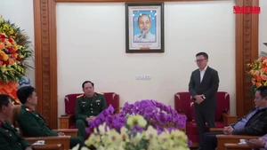 [영상] 인민일보 간부진, 자매 부대 방문…325사단 창설기념일 축하