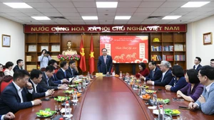 쩐 탄 먼 국회의장이 2월24일 대표업무위원회와 함께 2026년 중점 업무에 대한 회의를 진행하고 있다. (사진: Quochoi.vn)