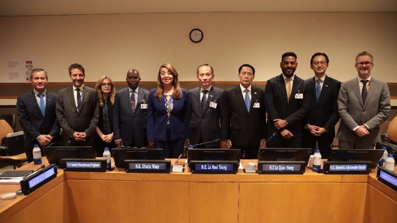 레 호아이 쭝 당 중앙위원회 서기 겸 외교부 장관 대행은 지난 9월 22일 제80차 유엔 총회 고위급 주간에 국제 대표단과 함께 하노이 협약 서명 개막식에 참석했다. (사진: VNA)