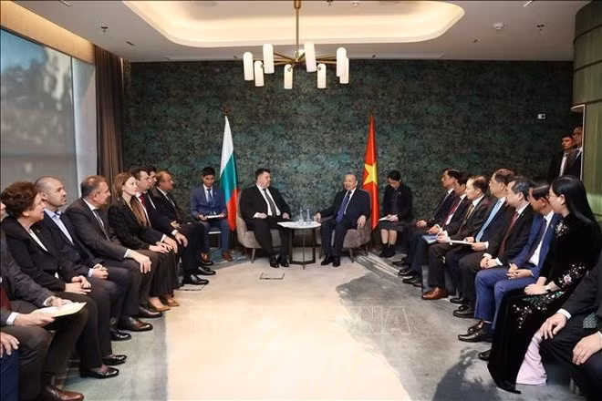 23일 소피아에서 열린 베트남 공산당 중앙위원회 또 럼 서기장 과 불가리아 사회당(BSP) 아타나스 자피로프 의장 간의 회담 모습. (사진: VNA)