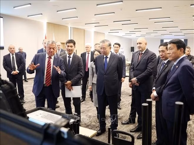 또 럼 당 서기장과 루멘 라데프 불가리아 대통령이 사멜-90 제품을 참관하고 있다. (사진: VNA)