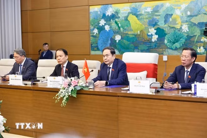 쩐 타인 먼 국회의장(오른쪽 두 번째)이 남아프리카공화국 마타멜라 시릴 라마포사 대통령과의 회의에서 발언하고 있다. (사진: VNA)