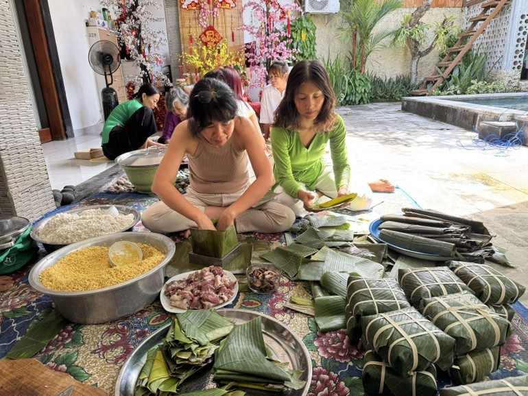 정사각형 쯩떡은 바나나 잎으로 포장된다.