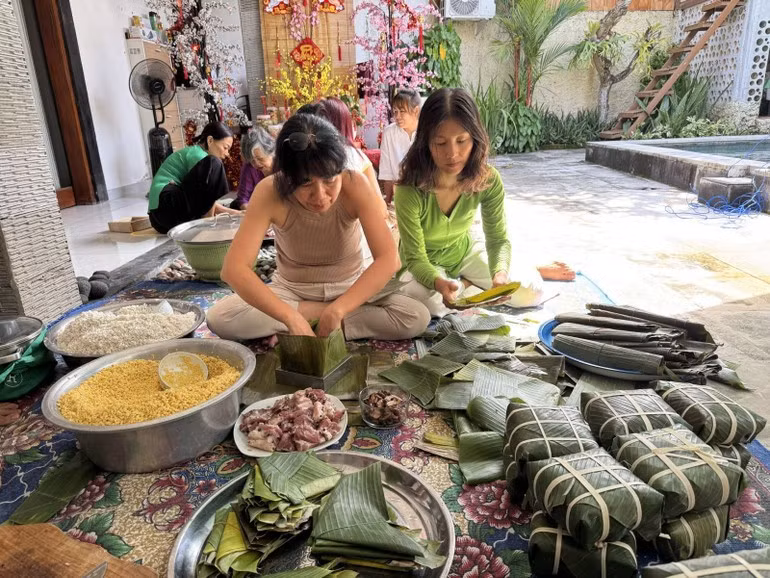 정사각형 쯩떡은 바나나 잎으로 포장된다.