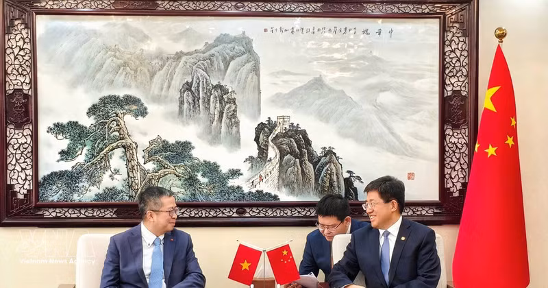 팜탄빈 주중 베트남 대사(왼쪽)와 중국공산주의청년단 중앙위원회 1서기 아둥이 12일 베이징에서 회담을 갖고 있다. (사진: VNA)
