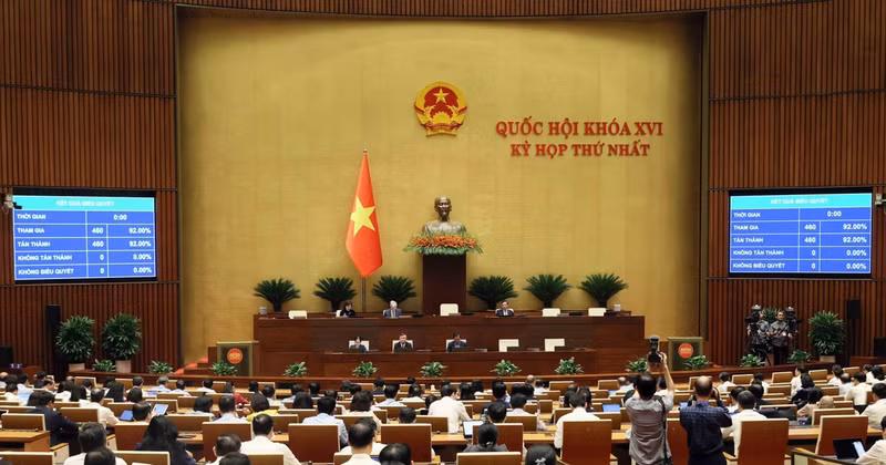 국회는 12일 휘발유와 석유, 항공유에 부과되는 환경보호세, 부가가치세, 특별소비세를 면제하는 내용의 결의안을 채택했다. (사진: 베트남통신사)