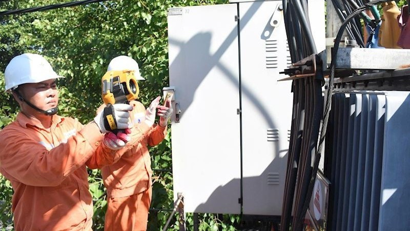 하노이 전력공사(EVNHANOI) 직원들이 전기 설비를 점검하고 있다. (사진: NDO)