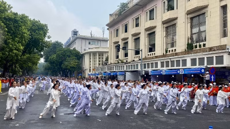 하노이에서 열린 건강 체조 축제에 노인들이 참여하고 있다. (사진: 투이 하)