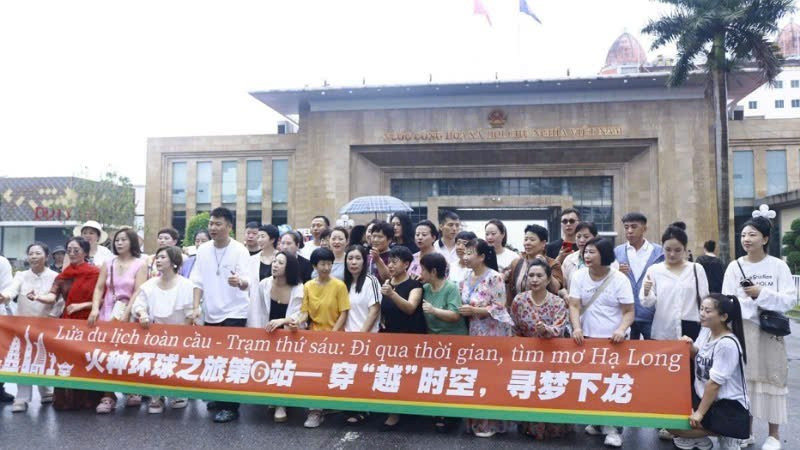 중국인 관광객들이 꽝닌성 몽까이 국제 국경관문에서 기념사진을 찍고 있다. (사진: NDO)