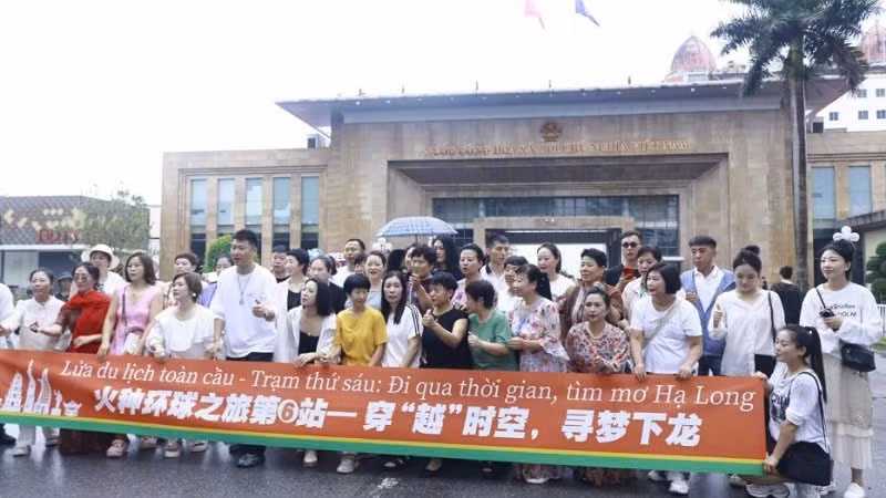 중국인 관광객들이 꽝닌성 몽까이 국제 국경관문에서 기념사진을 찍고 있다. (사진: NDO)