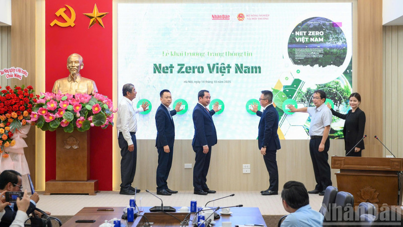 지도자들과 대표들이 '넷제로 베트남(Net Zero Viet Nam)' 정보 페이지 개설을 위해 버튼을 누르고 있다. (사진: NDO)