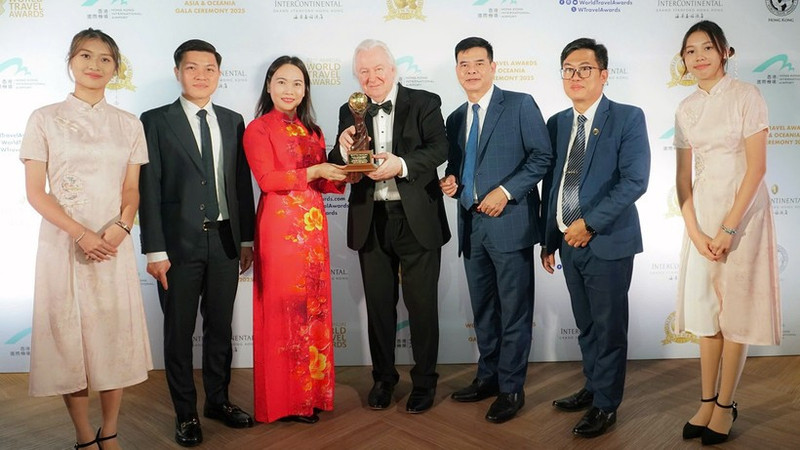 ‘2025 아시아 최고의 지역 문화 관광지’ 선정행사에 참석한 뚜옌꽝 대표단. (사진: NDO)