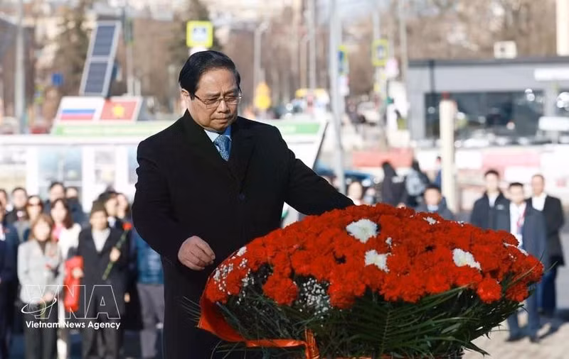 러시아를 방문 중인 팜 민 찐 베트남 총리가 23일 오전 모스크바에 위치한 호찌민 주석 기념비에 헌화, 참배하고 있다. (사진: VNA)