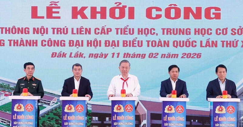 또럼 서기장(가운데)과 다른 대표들이 에아록 초·중등 기숙학교 건설사업의 착공 버튼을 누르고 있다. (사진: VNA)