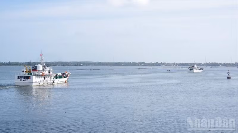 KN 306호와 KN 317호 선박이 설날 임무를 위해 출항하고 있다. (사진: NDO)